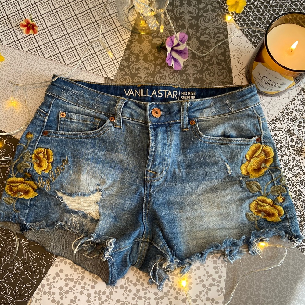 VANILLA STAR EMBROIDERED DENIM SHORTS